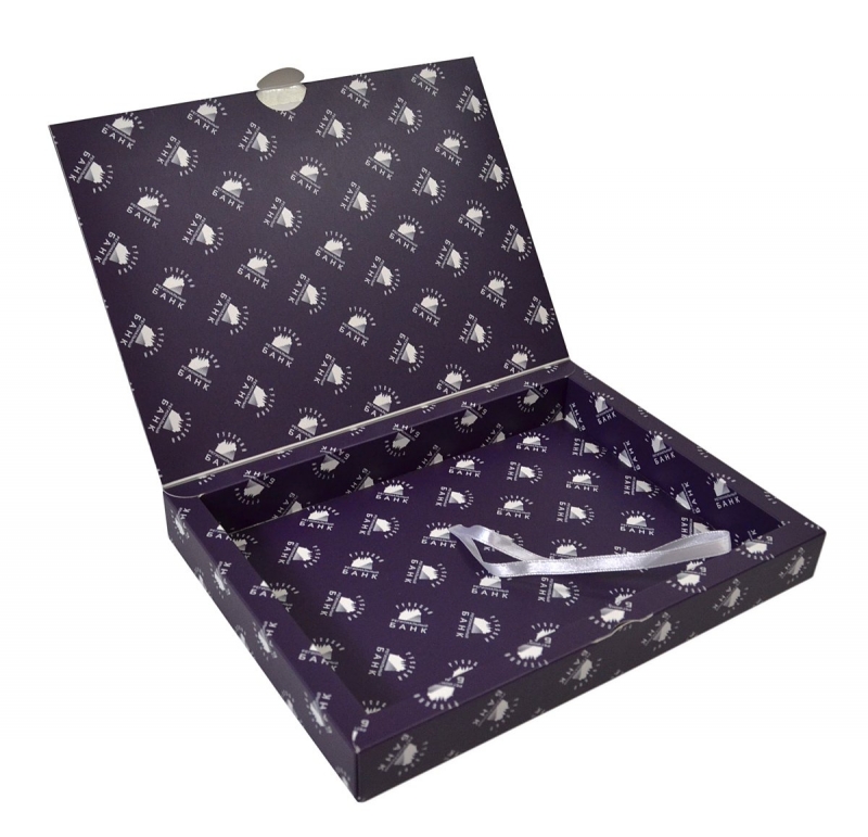 Подарочная коробка: лого на упаковке повторяется и складывается в красивый узор