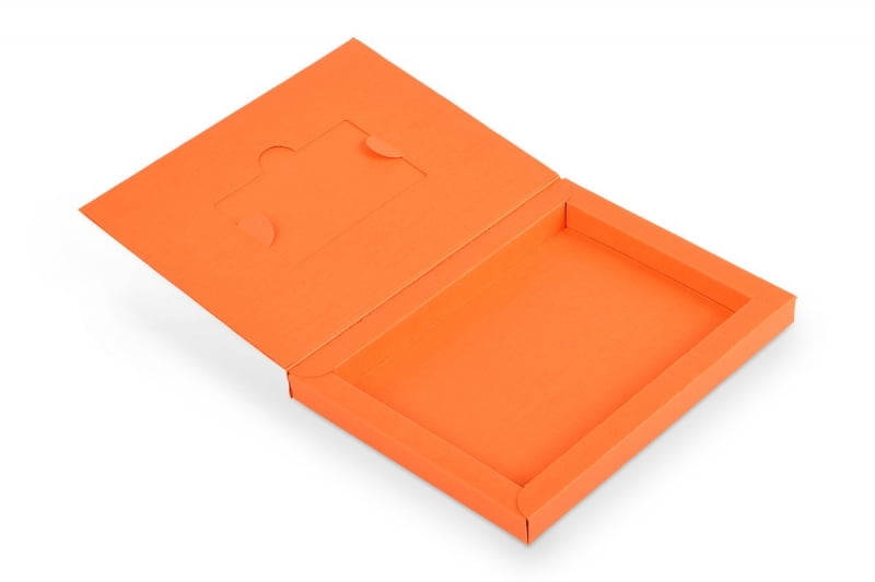 картонная коробка-книга с вырубкой для пластиковой карты