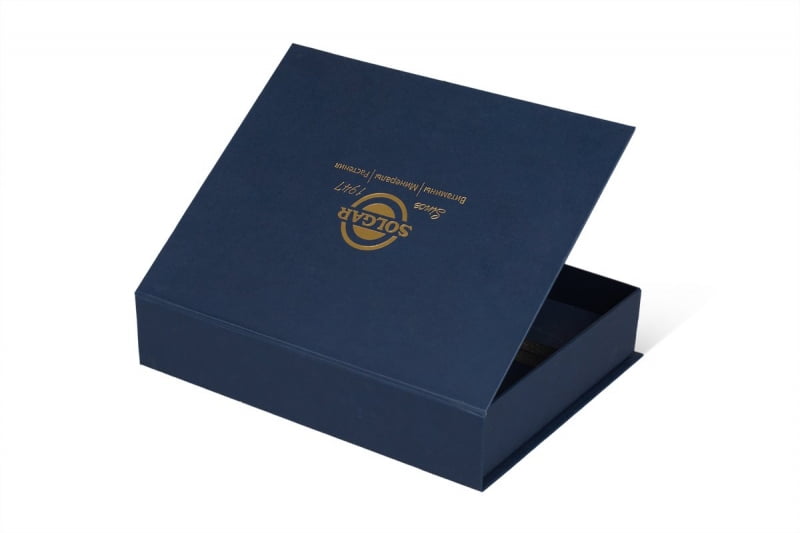 подарочная упаковка с логотипом тисненным золотом 