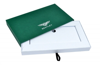 Коробка-пенал с ложементом для открытки и значка в Москве – производство на заказ