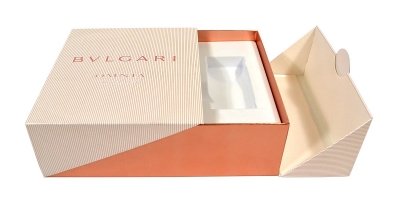 Подарочная коробка для косметики с флокированным ложементом в Москве – производство на заказ