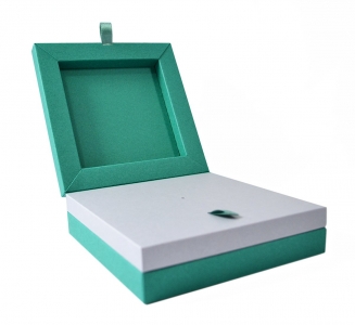 Фирменная коробка на магнитах для значка и буклета в Москве – производство на заказ