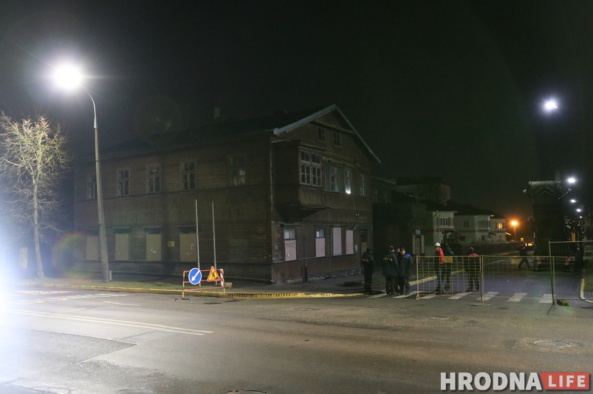 «Спыніце знішчэнне Гародні». Пакуль вы спалі, на Валковіча пачалі зносіць старадаўні дом