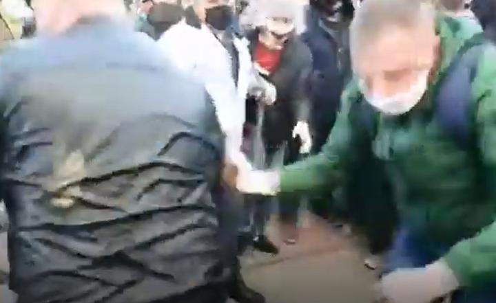 Затрыманне Ціханоўскага і «напад на міліцыянта» ў Гродне: разбіраем відэа з месца падзей