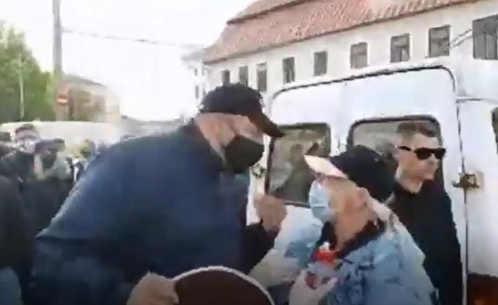 Затрыманне Ціханоўскага і «напад на міліцыянта» ў Гродне: разбіраем відэа з месца падзей