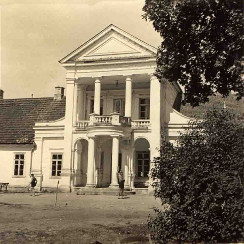 Горад Ларысы Геніюш, радзіма беларускіх немцаў і сядзіба, дзе гасцяваў Напалеон. 10 месцаў паміж Свіслаччу і Зэльвай – за 1 дзень
