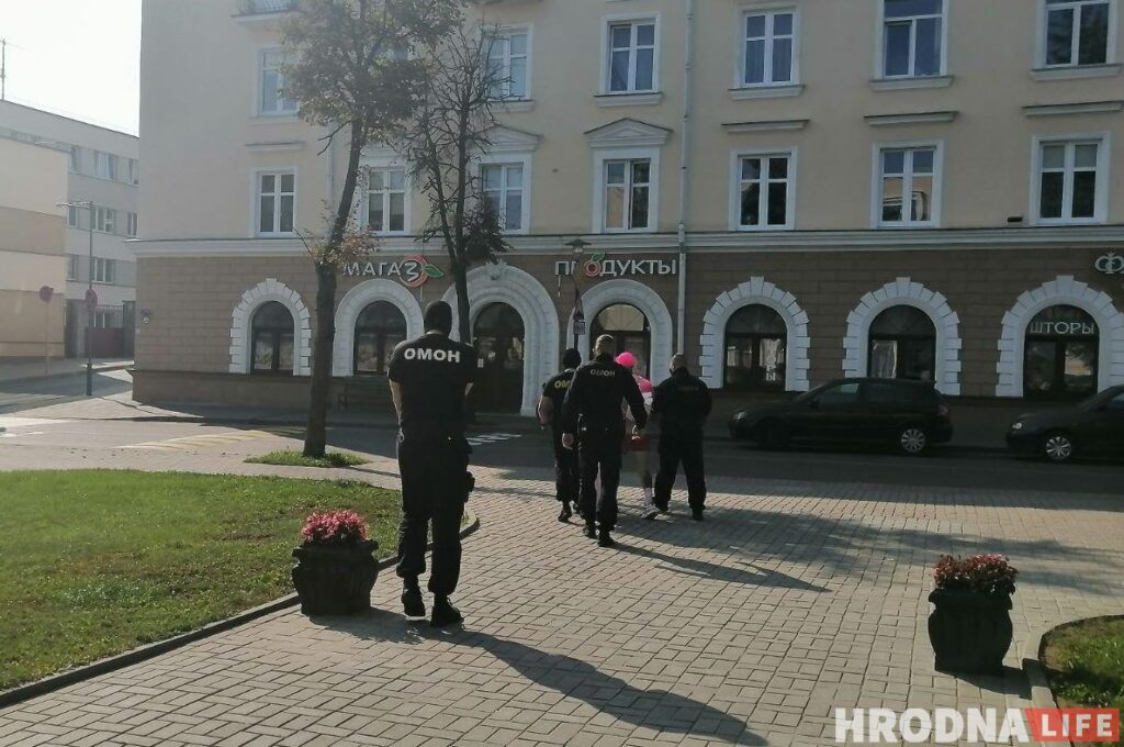 "Хацеў паказаць, што гэта - фарс". Гродзенскі музыка Ігар Банцар прыйшоў у суд у ружовым, яго забраў АМАП