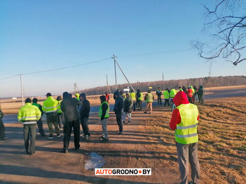 На мяжы з Польшчай дальнабойшчыкі выйшлі на дарогу і хочуць самі рэгуляваць рух. З-за чаго гэта адбылося?