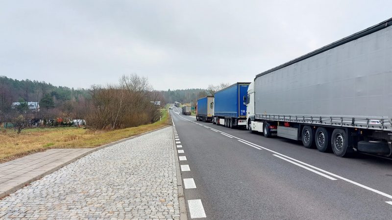 Чарга грузавікоў з польскага боку мяжы расцягнулася на 80 гадзін. З чым гэта звязана?