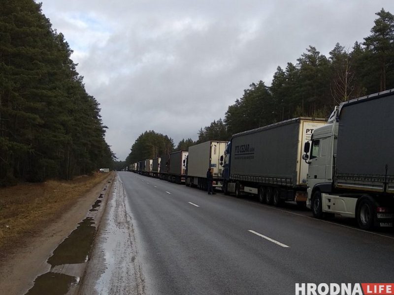 Беларускія фуры спяшаюцца выехаць з Еўрасаюза. На мяжы шматкіламетровая чарга