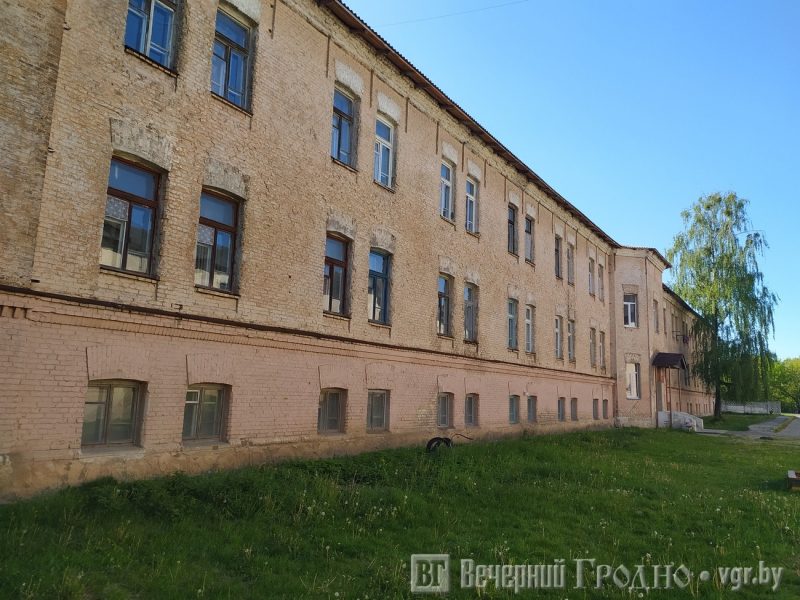 Са зніжкай 80%: на Шчорса нарэшце прадалі былыя казармы, там будуць кватэры для “маладога спажыўца”