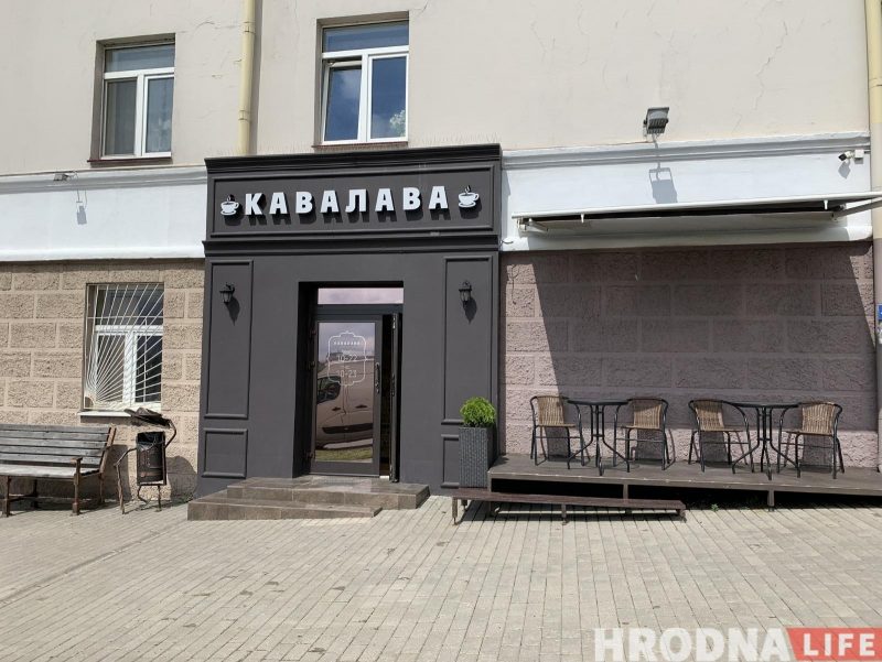 Летнія тэрасы-2022: якія кавярні ў цэнтры Гродна выставілі вулічныя пляцоўкі