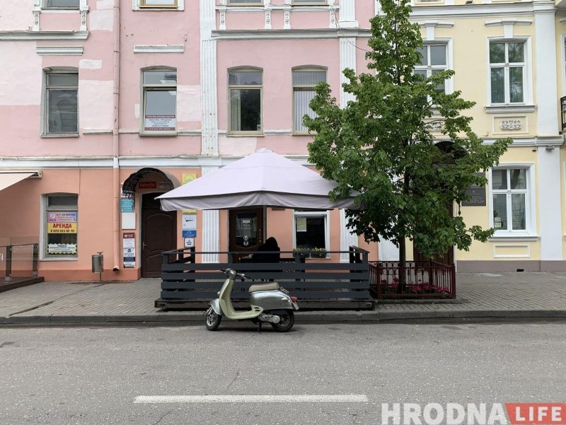 Летнія тэрасы-2022: якія кавярні ў цэнтры Гродна выставілі вулічныя пляцоўкі