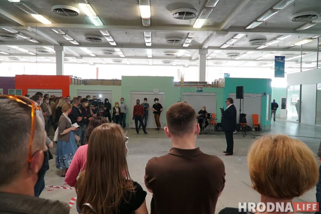 “Не идти на выборы – проголосовать за власть”. Виктор Бабарико собрал на встрече 250 гродненцев