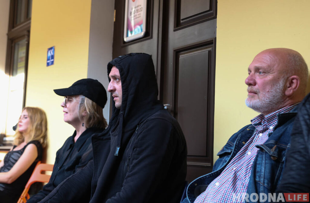 “Если дадут линованную бумагу, пиши поперек”. В Гродно актеры закрывшегося театра выступили во дворе
