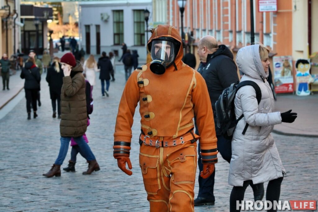 «Обрезали волосы и распылили баллончик в лицо». Как задерживали гродненца, который вступился за азотовцев
