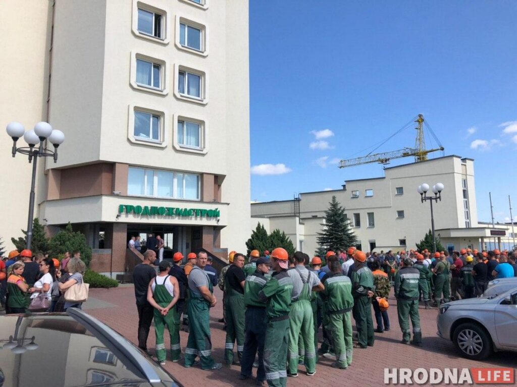 Сотрудника “Гродножилстрой” уволили во время протестов. Он попытался восстановиться на работе через суд