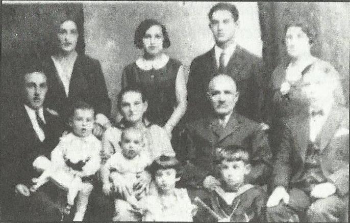 Семья Харольда в Гродно. Сам Харольд сидит у отца на коленях. Фото из архива Харольда Гордона