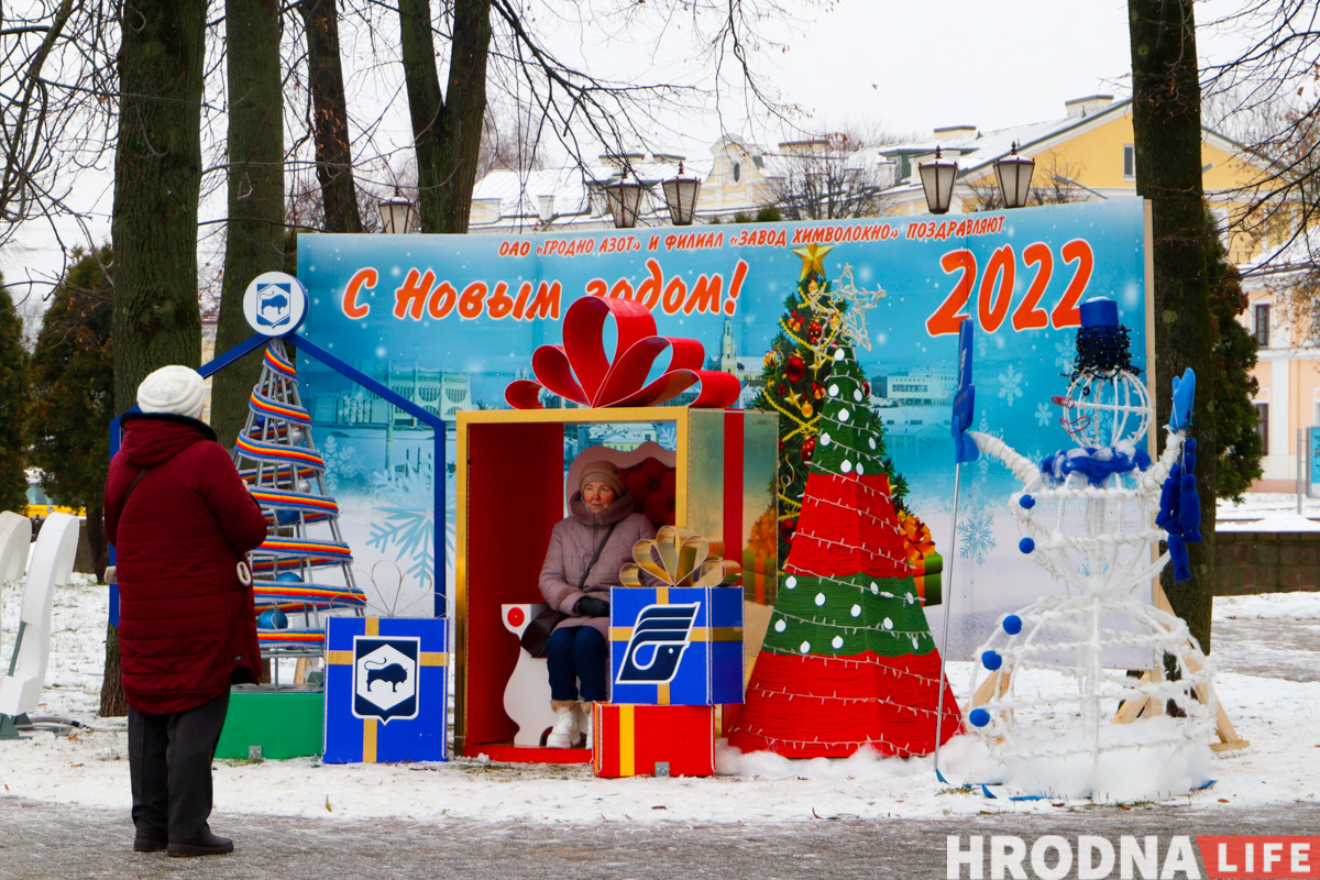 Меньше агротреша, больше фотозон и инфокиоск в елке. Смотрите, какие “дизайнерские” деревья поставили в гродненском парке
