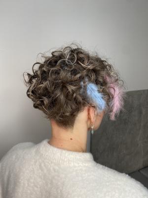 Голубые и розовые перья для волос в короткой стрижке 2