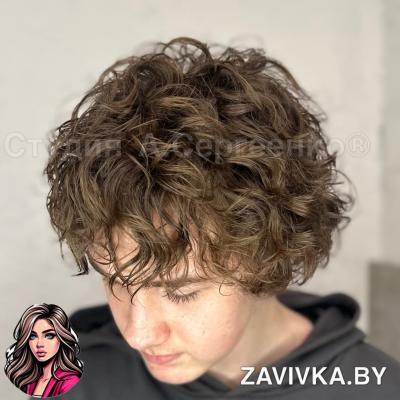 Локоны после завивки подчёркивают форму лица и добавляют текстуру Мужская завивка — вид спереди с мягкими локонами после процедуры