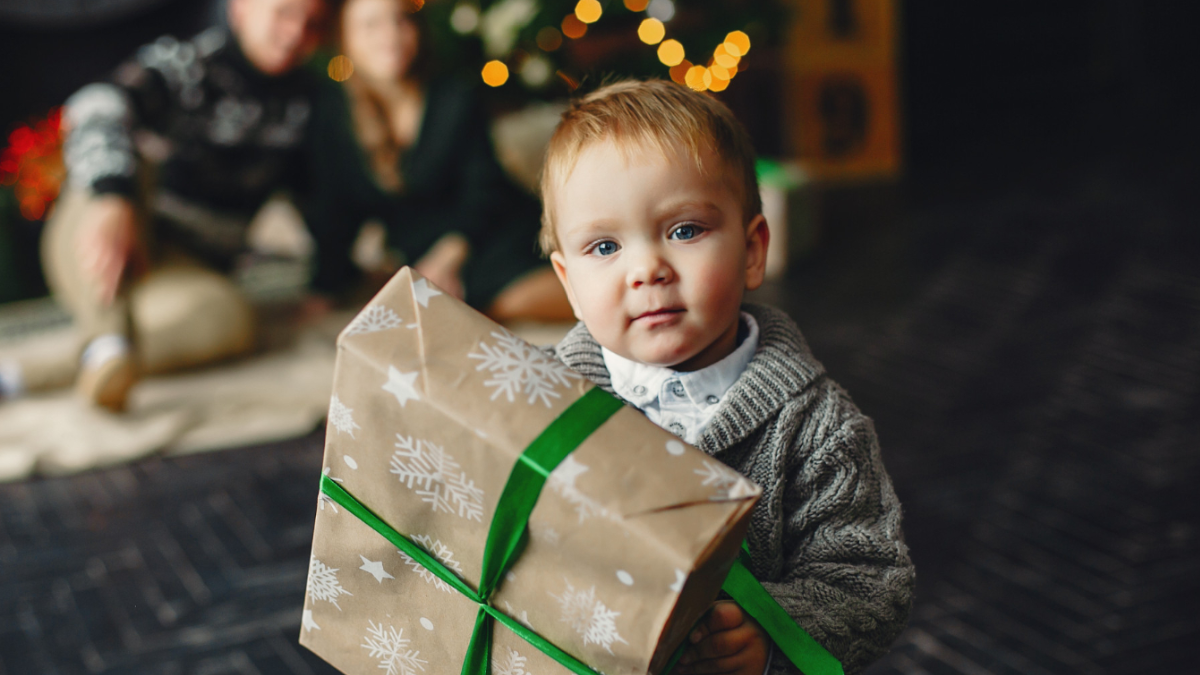 Что подарить сыну на годик? Уникальные идеи подарков для малыша