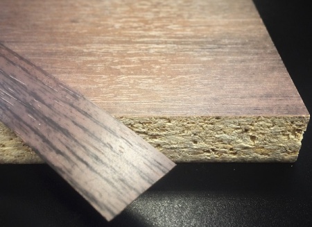 Кромочная лента ПВХ 0,4*19 мм PV4121 с плитой ЛДСП 16 мм каштан венге. Кромочная лента ПВХ 0,4*19 мм PV4121 с плитой ЛДСП 16 мм каштан венге.