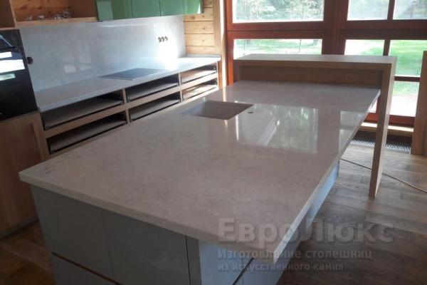 Кварцевый остров с мойкой Caesarstone 6131 Bianco Drift