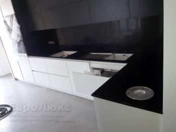 Угловая столешница из искусственного камня Caesarstone Jet Black для кухни