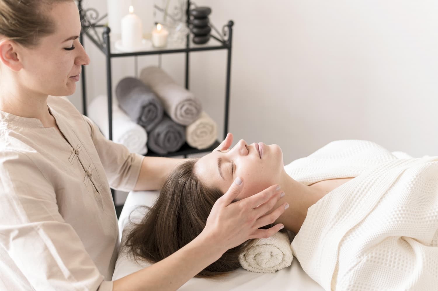 Массажные методики по лицу (полный курс) Массажные методики по лицу (полный курс)