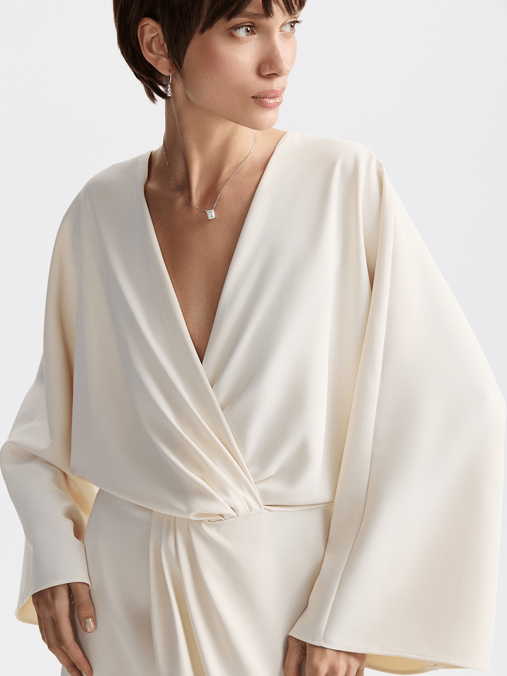 картинка платье с драпировкой и разрезами от магазина truered.ru (ex-SOLO·U)