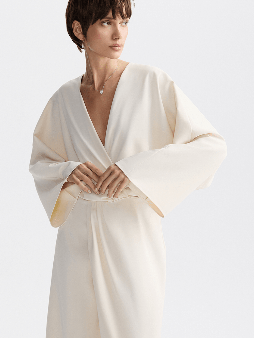 картинка платье с драпировкой и разрезами от магазина truered.ru (ex-SOLO·U)