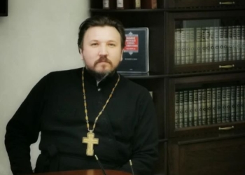 Священник Родион Петриков пояснил, нужно ли стоять в церкви службу до конца