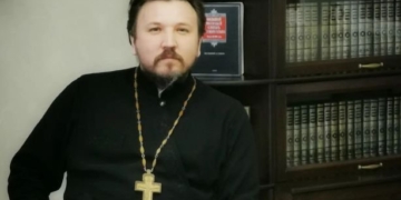 Священник Родион Петриков пояснил, нужно ли стоять в церкви службу до конца