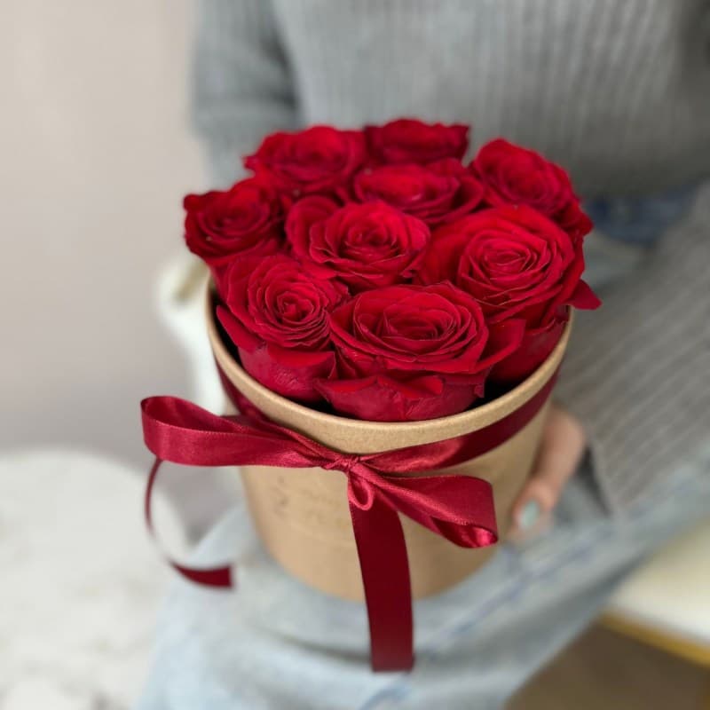 Красные розы в коробке в Нижнем Новгороде
