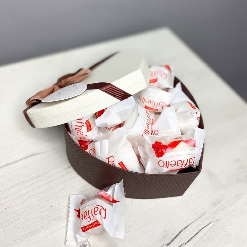 Коробка-сердце с конфетами Raffaello
