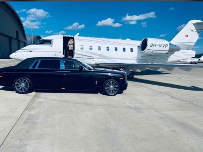 rolls-royce-at-private-airport