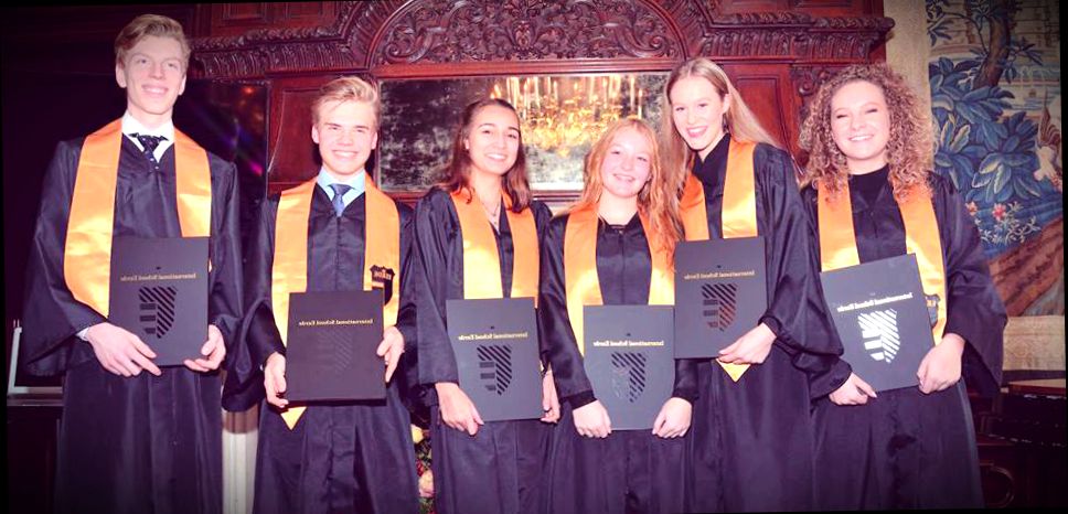 Счастливые выпускники амстердамского университета