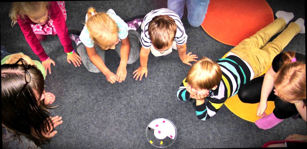 Дети играют в детском саду в Швеции