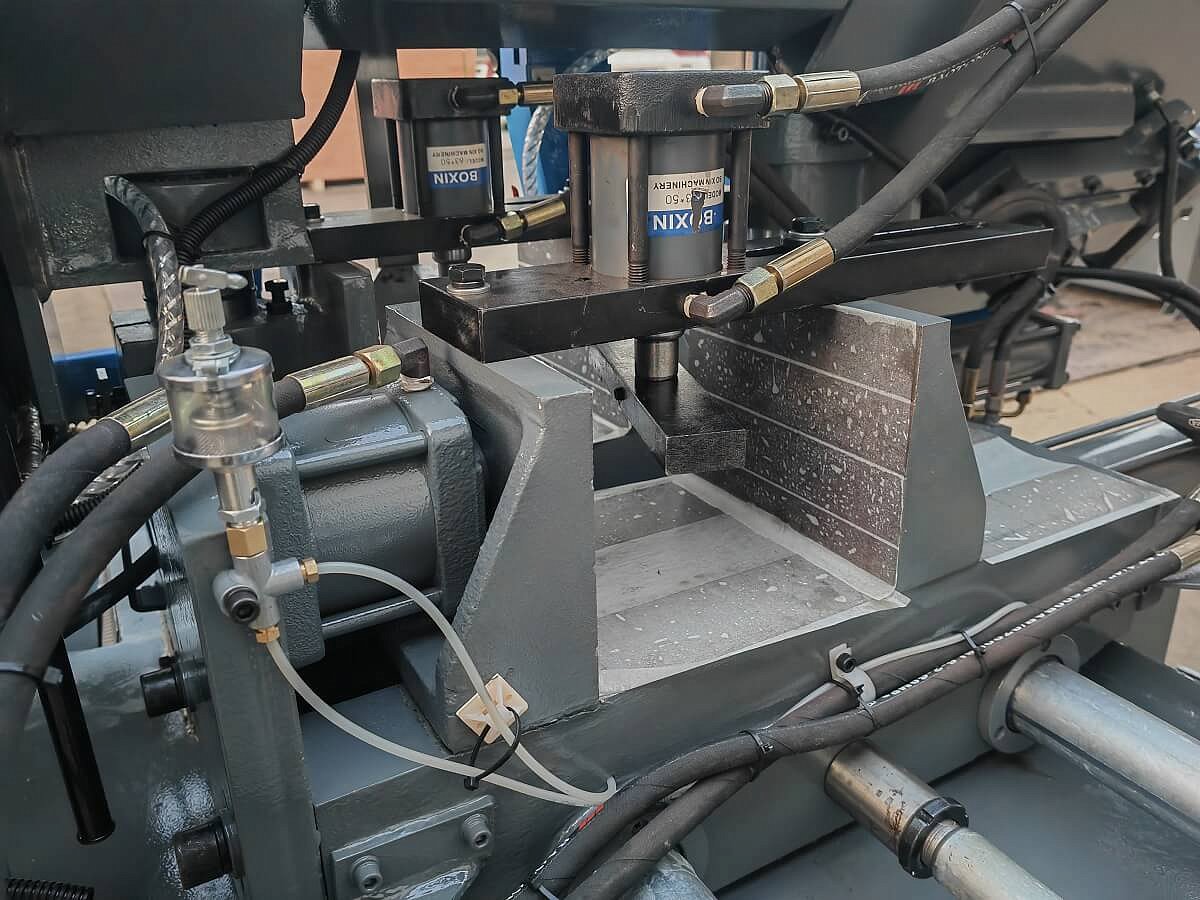 фото MetalTec BS 300 CA автоматический колонный ленточнопильный станок 