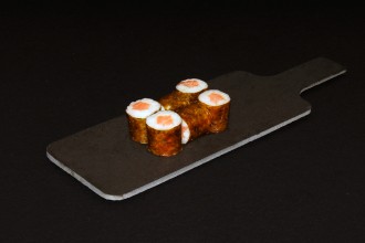 Classic roll with tender salmon fillet. 