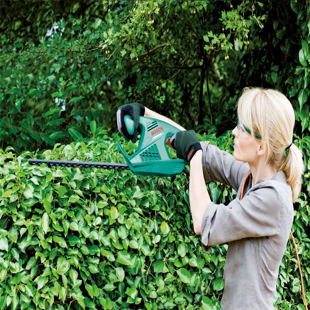 ELECTRIC HEDGE TRIMMERS BOSCH ELECTRIC HEDGE CUTTER 450W 600MM AHS6016