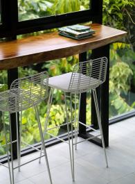 MAYA BAR STOOL WHITE METAL WIRE AND BLACK WATERPROOF CUSHION MAYA ΣΚΑΜΠΟ - ΚΑΡΕΚΛΑ ΜΠΑΡ ΜΕ ΛΕΥΚΟ ΜΕΤΑΛΛΙΚΟ ΣΥΡΜΑ ΚΑΙ ΜΑΥΡΟ ΑΔΙΑΒΡΟΧΟ ΜΑΞΙΛΑΡΙ