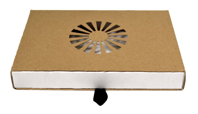 Картонная коробка-пенал с вырубным узором