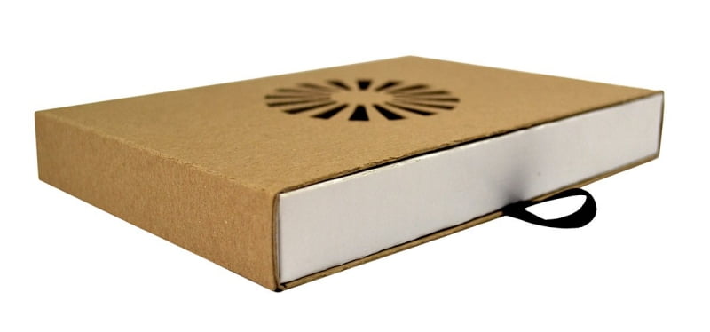 Картонная коробка-пенал с вырубным узором