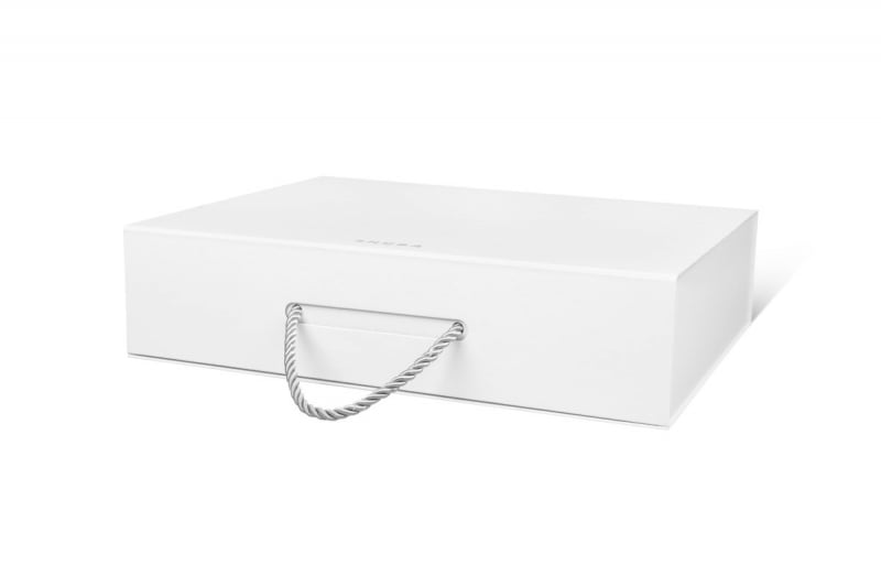 производство подарочных коробок с логотипом коробка-чемодан с веревочной ручкой