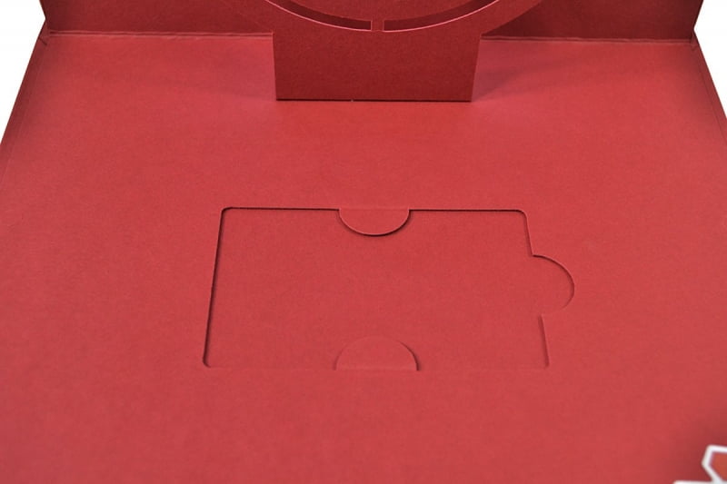 Фирменная упаковка с вырубным логотипом