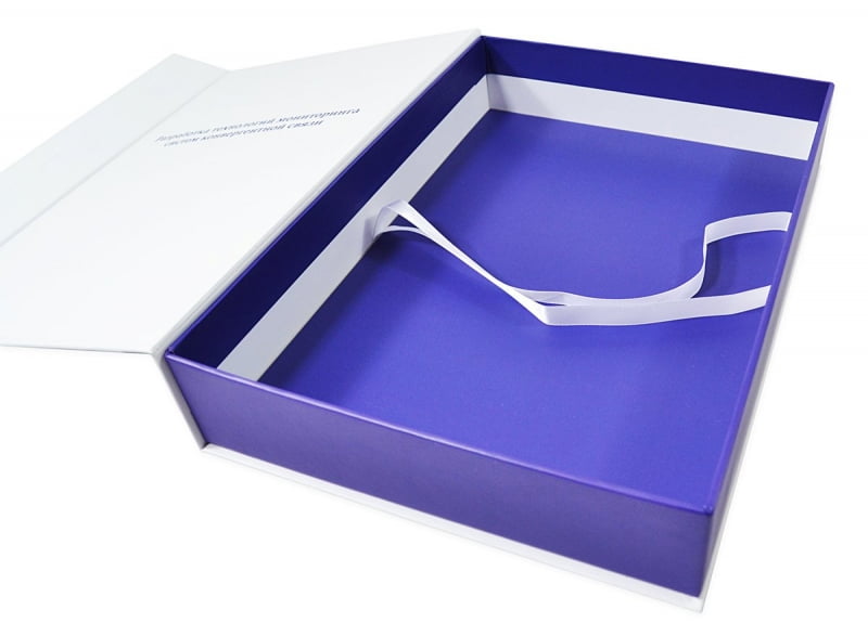 Фирменная коробка с магнитной крышкой и картонным ложементом