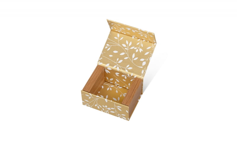 Кашированная коробка с деревянными вставками