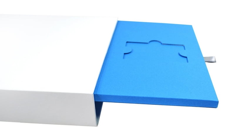 Стильная упаковка-слайдер для пластиковых карт